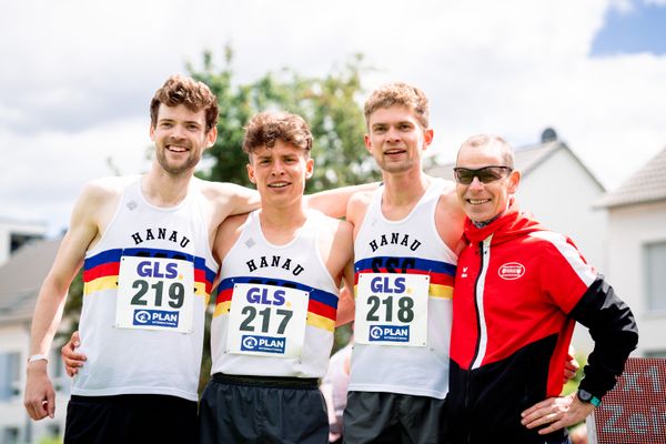 Julius Martiny (SSC Hanau-Rodenbach), Marius Abele (SSC Hanau-Rodenbach), Lukas Abele (SSC Hanau-Rodenbach) und ihr Trainer am 29.05.2022 waehrend der Deutschen Meisterschaften Langstaffel im Otto-Schott-Sportzentrum in Mainz